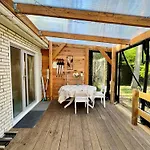 Dağ evi Cosy Veluwe With A Spacious Garden And Veranda *